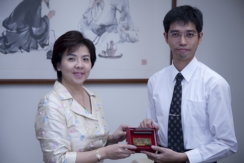 本校張校長親自接見日前參加「2009世界盃電腦應用技能競賽」，勇奪MCAS Excel世界冠軍的統計系劉文琇校友，特別嘉勉她在國際舞台上為國爭光。