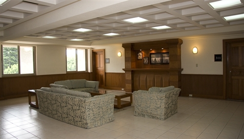 本校淡水校園會文館重新裝潢，特別提供「母親1元住淡水」的母親節優惠專案，以及「899家長月」新生與畢業生家長訪校專案。