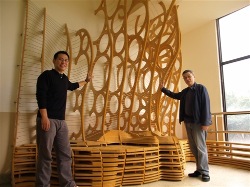 土木系博士班建築組四年級學生陳宏銘及建築系校友李振嘉共同設計的「樓梯間的休憩裝置」，榮獲美國Form-Z全球聯合學習計畫數位製造類首獎，並為台灣唯一得獎的學校。