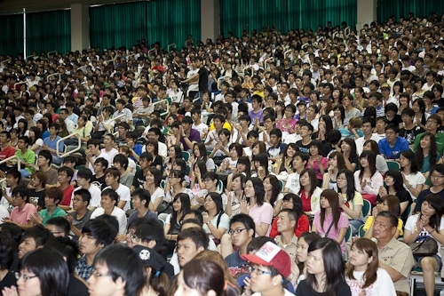 98學年度新生開學典禮暨入學講習在淡水校園舉行，新生登上克難坡開啟在淡江學習之旅。張校長家宜期勉新生能藉由本學年度首度實施必修2學分「大學學習」4 in 1的套裝課程，對日後「學業」、「心理」、「社會」及「生涯發展」等4個面向做好準備，以具備適應大學學習及生活所需的各項能力。