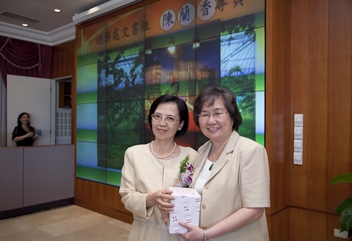 本校舉行97學年度第2學期榮退同仁歡送茶會，感謝榮退同仁將多年青春奉獻給淡江，祝福他們有個寫意的退休生活，身心健康、萬事順利樂如意。