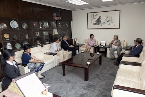 波蘭姊妹校華沙大學校長Prof. Katarzyna Chalasinska-Macukow於98年9月8日(星期二)上午蒞校訪問，研議兩校學術合作交流事宜。