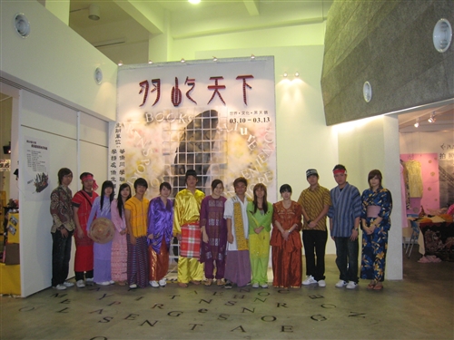 本校2009年僑居地節慶文物特展，多才多藝的僑生演出祥獅獻瑞、廿四節令鼓、各國服飾走秀等一連串的精彩表演，讓與會者不出國也能體驗各國的節慶及文化，並充分展現各國文物之間不同的特色。