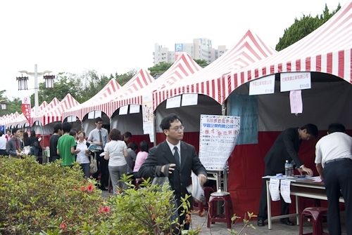 配合教育部「1-1大專畢業生至企業職場實習方案」，本校「媒合說明會暨就業博覽會」安排二百餘家廠商於淡水校園的活動中心、宮燈大道、海報街、書卷廣場、圖書館前徵才，提供校友、畢業生至職場實習之最佳媒合途徑。