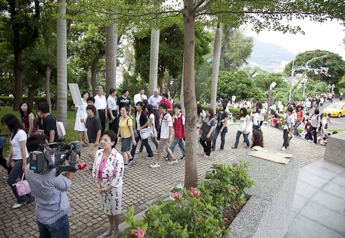 98學年度新生開學典禮暨入學講習在淡水校園舉行，新生登上克難坡開啟在淡江學習之旅。張校長家宜期勉新生能藉由本學年度首度實施必修2學分「大學學習」4 in 1的套裝課程，對日後「學業」、「心理」、「社會」及「生涯發展」等4個面向做好準備，以具備適應大學學習及生活所需的各項能力。