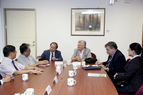 波蘭姊妹校華沙大學校長Prof. Katarzyna Chalasinska-Macukow於98年9月8日(星期二)上午蒞校訪問，研議兩校學術合作交流事宜。