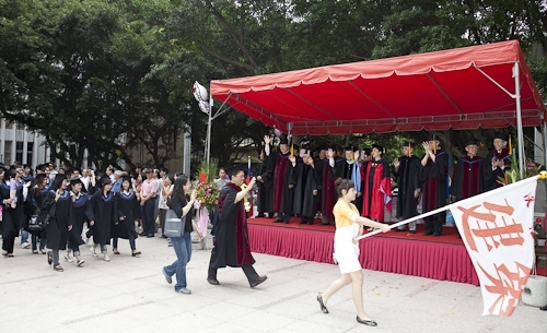 本校97學年度畢業典禮在淡水校園紹謨紀念體育館舉行，校長以「淡江最正‧品質保證」祝願畢業生振翼高飛，鵬程萬里。畢業生帶著師長滿滿的祝福邁向人生另一個重要里程碑。