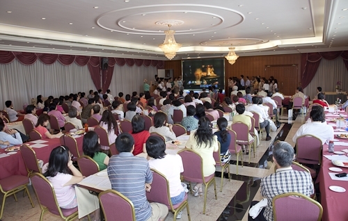 本校舉行97學年度第2學期榮退同仁歡送茶會，感謝榮退同仁將多年青春奉獻給淡江，祝福他們有個寫意的退休生活，身心健康、萬事順利樂如意。