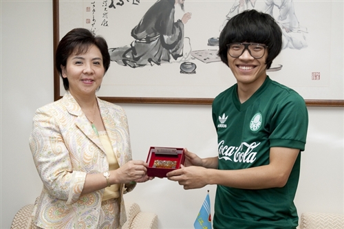 音樂風格獨特、自然的本校西班牙語文學系盧廣仲同學，以專輯「100種生活」勇奪第二十屆金曲獎之「最佳新人」及「最佳作曲」兩項大獎。