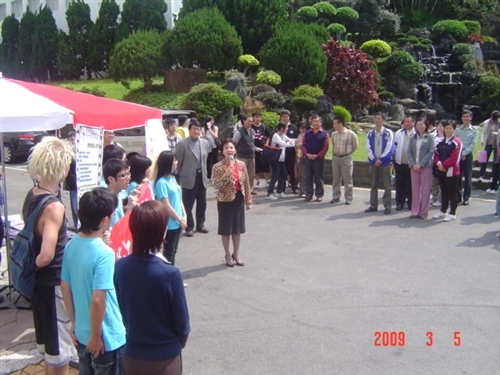 張校長出席「反菸一起來，徽徽相映活動」，不僅在現場配戴了反菸徽章，也呼籲師生共同響應支持反菸活動，營造優質的校園環境。