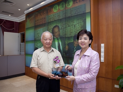 本校舉行97學年度第2學期榮退同仁歡送茶會，感謝榮退同仁將多年青春奉獻給淡江，祝福他們有個寫意的退休生活，身心健康、萬事順利樂如意。