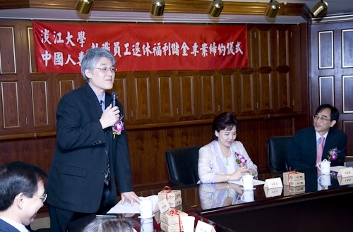 張校長家宜代表本校與中國人壽王銘陽董事長共同簽訂「教職員工退休福利儲金制度」信託契約，以增進教職員工福利、保障退休生活。