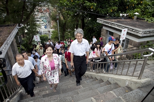 98學年度新生開學典禮暨入學講習在淡水校園舉行，新生登上克難坡開啟在淡江學習之旅。張校長家宜期勉新生能藉由本學年度首度實施必修2學分「大學學習」4 in 1的套裝課程，對日後「學業」、「心理」、「社會」及「生涯發展」等4個面向做好準備，以具備適應大學學習及生活所需的各項能力。