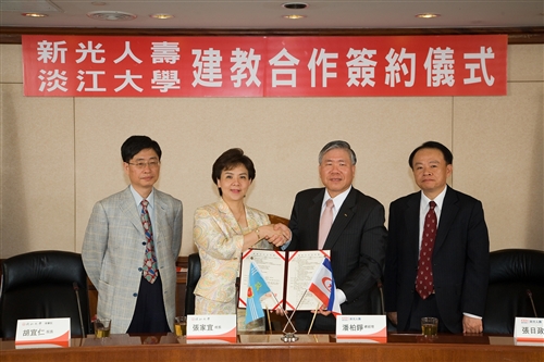 98年6月9日上午本校與新光人壽簽訂建教合作協議。