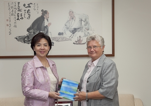波蘭姊妹校華沙大學校長Prof. Katarzyna Chalasinska-Macukow於98年9月8日(星期二)上午蒞校訪問，研議兩校學術合作交流事宜。