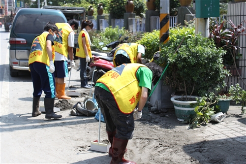 本校響應教育部「大專青年重整校園送愛計畫」，師生約110人至屏東縣舊寮、泰山、羌園等國小進行環境清理等工作，協助各校恢復災前的校園環境。