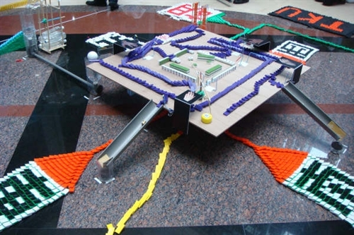 本校學生組團參加「全國多米諾骨牌邀請賽」，以優異的創新能力，設計精彩的骨牌「方城大戰」，3千多張骨牌全數推倒，自參賽隊伍中脫穎而出，勇奪冠軍。