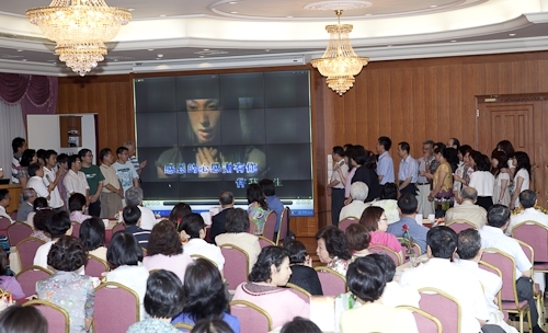 本校舉行97學年度第2學期榮退同仁歡送茶會，感謝榮退同仁將多年青春奉獻給淡江，祝福他們有個寫意的退休生活，身心健康、萬事順利樂如意。