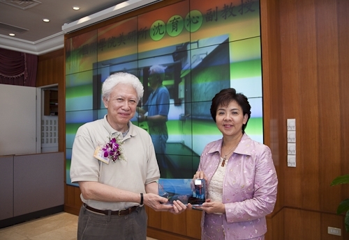 本校舉行97學年度第2學期榮退同仁歡送茶會，感謝榮退同仁將多年青春奉獻給淡江，祝福他們有個寫意的退休生活，身心健康、萬事順利樂如意。