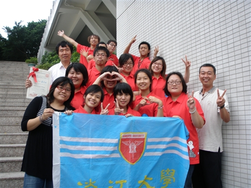 本校「暑假社會服務隊授旗授證典禮」在淡水校園商管大樓B712舉行，校長張家宜親自為「柬埔寨服務學習團」等14個即將出團服務的社團授旗授證，嘉勉他們服務的熱忱。