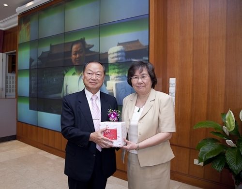 本校舉行97學年度第2學期榮退同仁歡送茶會，感謝榮退同仁將多年青春奉獻給淡江，祝福他們有個寫意的退休生活，身心健康、萬事順利樂如意。