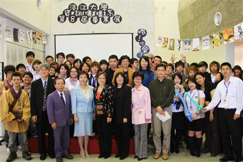 資訊傳播學系第八屆畢業成果展「喂！你瘋了媒！」，於本週在淡水校園黑天鵝展示廳熱鬧登場。