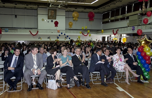 本校98學年度大三學生、研究生暨交換生出國留學授旗典禮，為即將揚帆起航、到實地環境學習多元文化與語言、累積人生經驗的同學們加油打氣，並預祝都能有豐碩的學習成果。