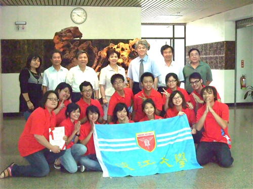 本校「暑假社會服務隊授旗授證典禮」在淡水校園商管大樓B712舉行，校長張家宜親自為「柬埔寨服務學習團」等14個即將出團服務的社團授旗授證，嘉勉他們服務的熱忱。