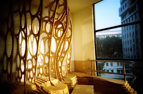 土木系博士班建築組四年級學生陳宏銘及建築系校友李振嘉共同設計的「樓梯間的休憩裝置」，榮獲美國Form-Z全球聯合學習計畫數位製造類首獎，並為台灣唯一得獎的學校。