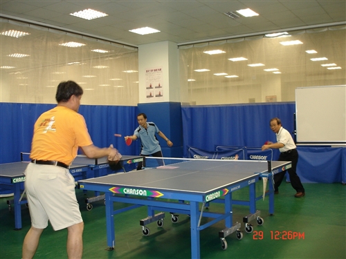 體育室於10月下旬起開設一、二級主管的桌球、羽球、游泳等體育課程，期望藉由主管熱情的參與，帶動校園運動風潮，以打造本校成為活力校園。