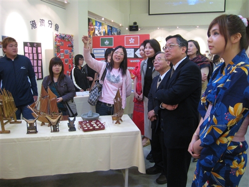 本校2009年僑居地節慶文物特展，多才多藝的僑生演出祥獅獻瑞、廿四節令鼓、各國服飾走秀等一連串的精彩表演，讓與會者不出國也能體驗各國的節慶及文化，並充分展現各國文物之間不同的特色。