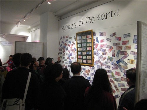 本校2009年僑居地節慶文物特展，多才多藝的僑生演出祥獅獻瑞、廿四節令鼓、各國服飾走秀等一連串的精彩表演，讓與會者不出國也能體驗各國的節慶及文化，並充分展現各國文物之間不同的特色。