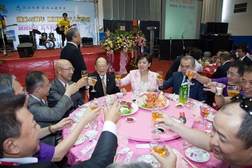 歡慶本校創校59週年，舉辦校慶慶祝大會、校友返校歡迎茶會、資訊工程學系團團圓圓千人同學會、第7屆校慶蛋捲節等豐富多元的校慶系列活動，全校展現活潑與創意並同賀淡江生日快樂！