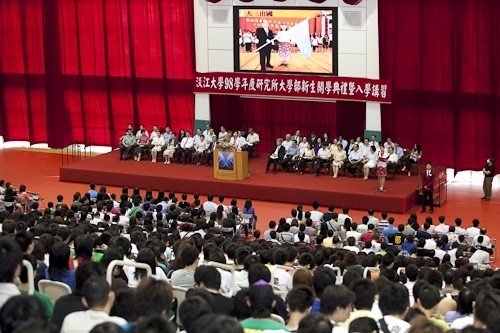 98學年度新生開學典禮暨入學講習在淡水校園舉行，新生登上克難坡開啟在淡江學習之旅。張校長家宜期勉新生能藉由本學年度首度實施必修2學分「大學學習」4 in 1的套裝課程，對日後「學業」、「心理」、「社會」及「生涯發展」等4個面向做好準備，以具備適應大學學習及生活所需的各項能力。