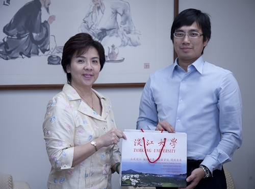 本校張校長親自接見日前參加「2009世界盃電腦應用技能競賽」，勇奪MCAS Excel世界冠軍的統計系劉文琇校友，特別嘉勉她在國際舞台上為國爭光。