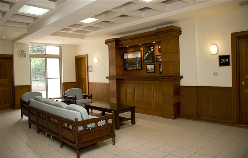 本校淡水校園會文館重新裝潢，特別提供「母親1元住淡水」的母親節優惠專案，以及「899家長月」新生與畢業生家長訪校專案。