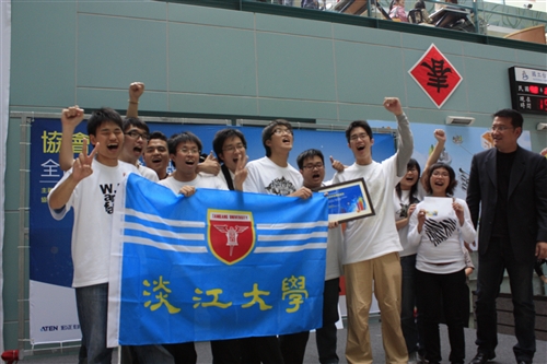 本校學生組團參加「全國多米諾骨牌邀請賽」，以優異的創新能力，設計精彩的骨牌「方城大戰」，3千多張骨牌全數推倒，自參賽隊伍中脫穎而出，勇奪冠軍。