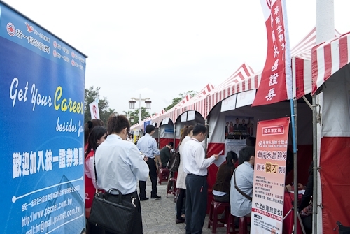 配合教育部「1-1大專畢業生至企業職場實習方案」，本校「媒合說明會暨就業博覽會」安排二百餘家廠商於淡水校園的活動中心、宮燈大道、海報街、書卷廣場、圖書館前徵才，提供校友、畢業生至職場實習之最佳媒合途徑。