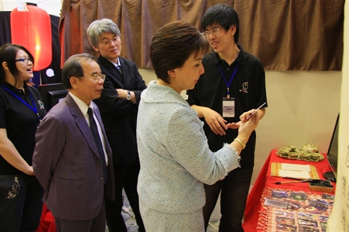 資訊傳播學系第八屆畢業成果展「喂！你瘋了媒！」，於本週在淡水校園黑天鵝展示廳熱鬧登場。