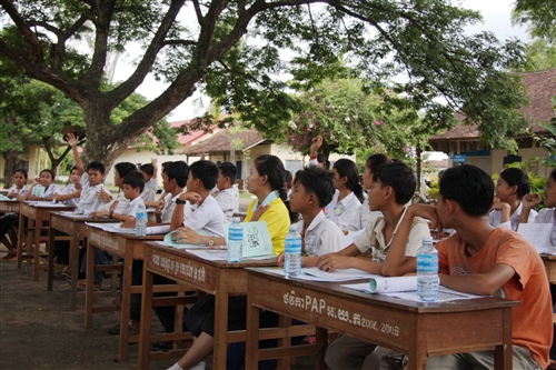 本校柬埔寨海外服務學習團，於7月上旬前往柬埔寨磅針省尊納中學及貢布省蓮花中學，進行為期三梯次教學活動，教導當地中小學學生中文及電腦，順利圓滿完成任務。