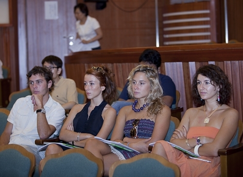 國際交流暨國際教育處舉辦外國學生新生說明會，來自世界各地的交換生與留學生齊聚一堂，聽取相關單位業務說明，及早適應淡江學習生涯。