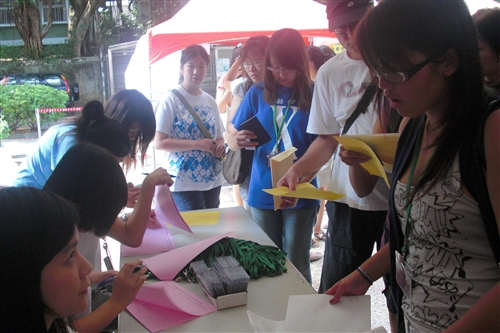 「2009年海外華裔青年語文研習班」活動自7月7日至8月17日在本校淡水校園熱鬧展開，提供全球華裔青年學習華語與認識台灣的最佳途徑。