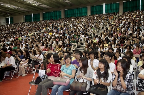 98學年度新生開學典禮暨入學講習在淡水校園舉行，新生登上克難坡開啟在淡江學習之旅。張校長家宜期勉新生能藉由本學年度首度實施必修2學分「大學學習」4 in 1的套裝課程，對日後「學業」、「心理」、「社會」及「生涯發展」等4個面向做好準備，以具備適應大學學習及生活所需的各項能力。
