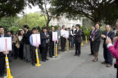 教育部98年度大學校院系所評鑑委員於這兩週蒞校展開實地訪評。