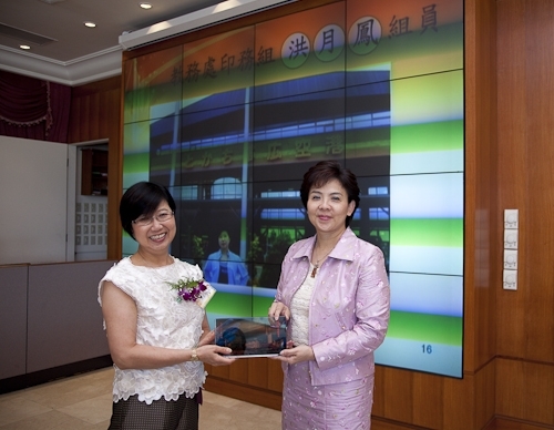 本校舉行97學年度第2學期榮退同仁歡送茶會，感謝榮退同仁將多年青春奉獻給淡江，祝福他們有個寫意的退休生活，身心健康、萬事順利樂如意。