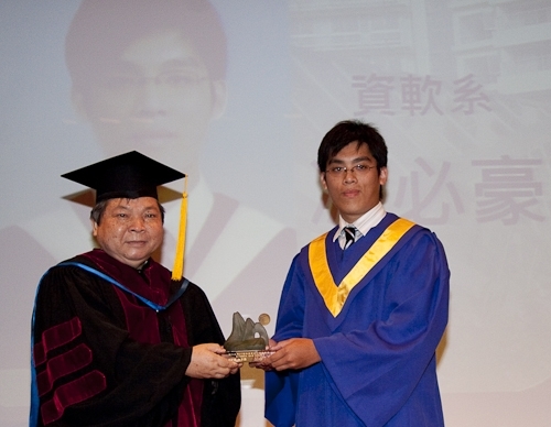 本校蘭陽校園於6日上午舉行第1屆畢業生之畢業典禮，典禮全程以英語進行。畢業生將帶著全球化的宏觀視野和旺盛的企圖心，以及師長的祝福進入職場或繼續深造。