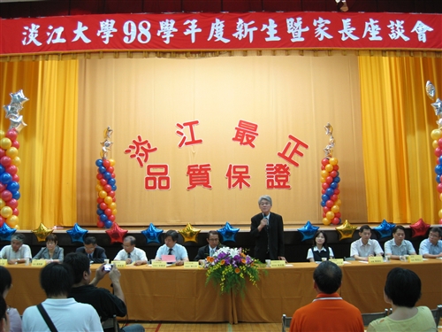 為使新生和家長及早瞭解學校特色與未來的學習、生活環境，本校校友服務暨資源發展處於8月中在全台各縣市舉辦共11場新生暨家長座談會，協助將在五虎崗上求學、開創青春歲月的新生踏出成功的第一步。