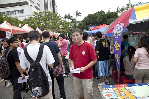 98學年度新生開學典禮暨入學講習在淡水校園舉行，新生登上克難坡開啟在淡江學習之旅。張校長家宜期勉新生能藉由本學年度首度實施必修2學分「大學學習」4 in 1的套裝課程，對日後「學業」、「心理」、「社會」及「生涯發展」等4個面向做好準備，以具備適應大學學習及生活所需的各項能力。