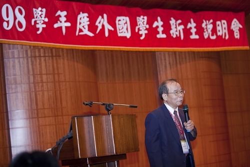 國際交流暨國際教育處舉辦外國學生新生說明會，來自世界各地的交換生與留學生齊聚一堂，聽取相關單位業務說明，及早適應淡江學習生涯。