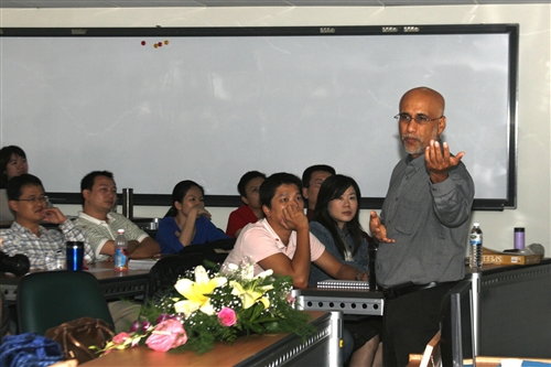 本校商管聯合碩士在職專班舉辦「2009年全球暖化下企業因應策略研討會與未來趨勢個案情境演練工作坊」，邀請校友也是成功的企業家陳飛龍等知名人士蒞會演講，共同探討全球暖化下企業未來之因應策略。